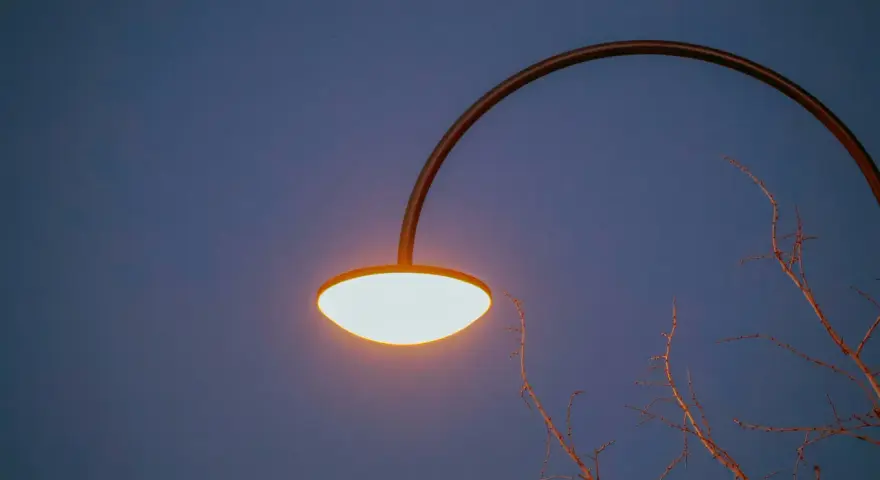 Lampy uliczne solarne – nowoczesne rozwiązanie dla oszczędnych i ekologicznych miast