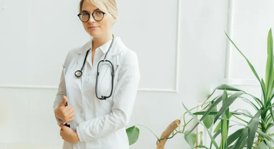 Fartuch medyczny a laboratoryjny: jakie są różnice?