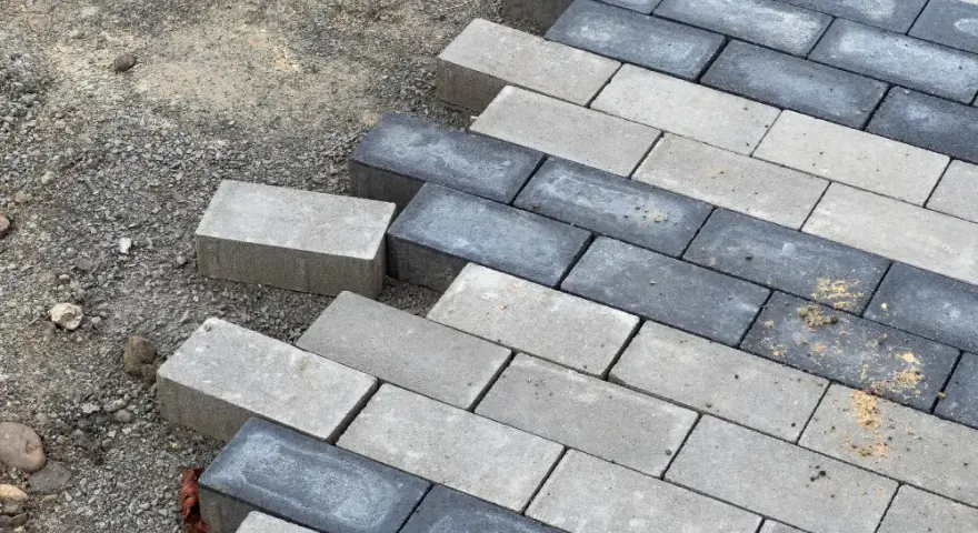 Jakie materiały będą najlepsze na ścieżki ogrodowe?