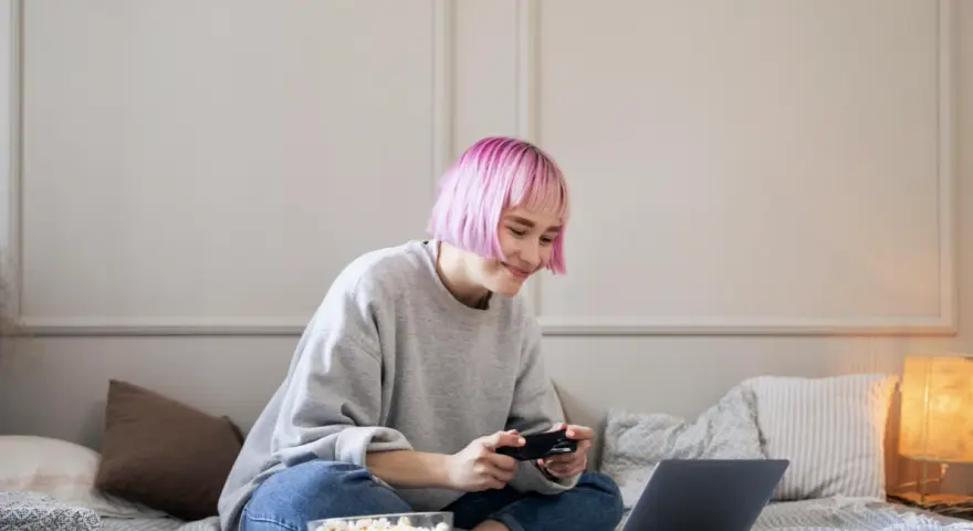 Dlaczego ludzie coraz częściej wybierają rozrywkę online zamiast offline