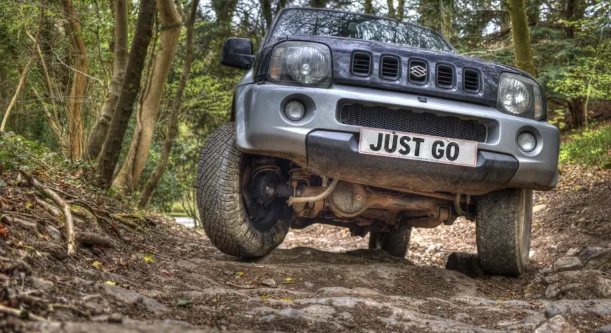Zasilanie dodatkowe w autach 4x4 i kamperach: Dlaczego stały monitoring napięcia to podstawa?