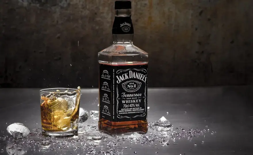 Burbon - co to jest? Poznaj zasady, smak i wybierz idealną butelkę