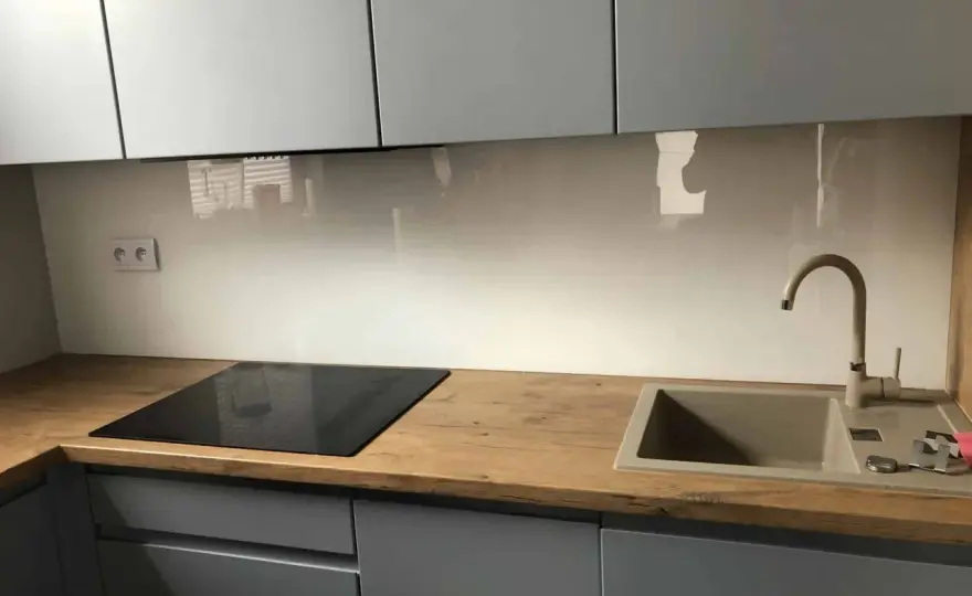 Jak zamontować szkło w kuchni? Przewodnik DIY bez błędów!