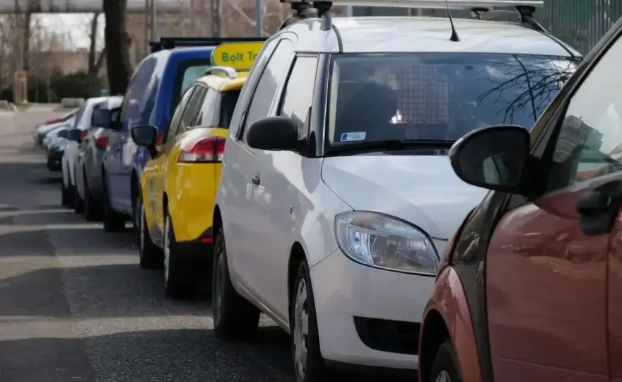 Parkowanie na chodniku - Jak uniknąć mandatu i zachować 1,5 metra?