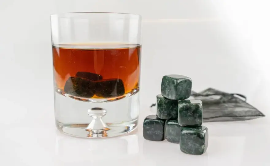 Kamienne czy metalowe kostki do drinków – co wybrać dla lepszego smaku?