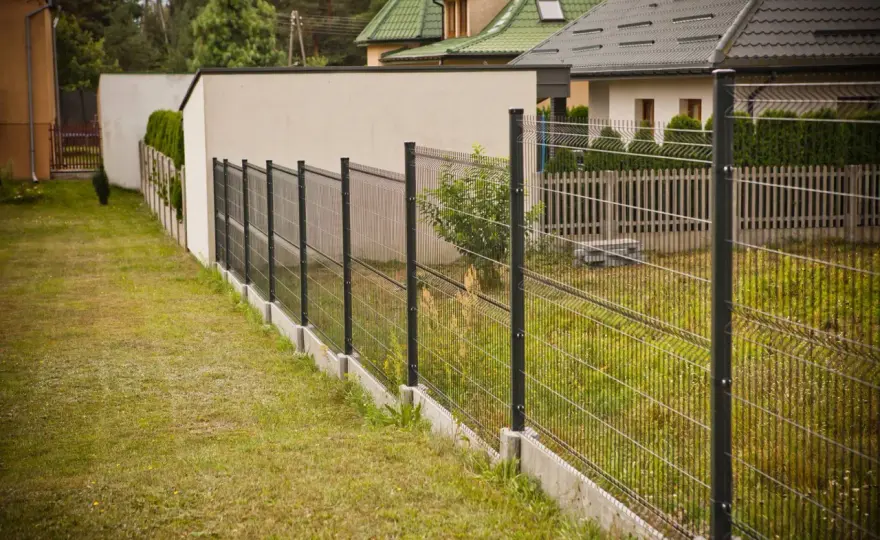 Ogrodzenie panelowe na spadku - Jak uniknąć błędów przy montażu?