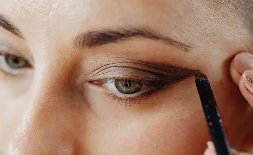 Comment maquiller des yeux verts pour les faire ressortir ?