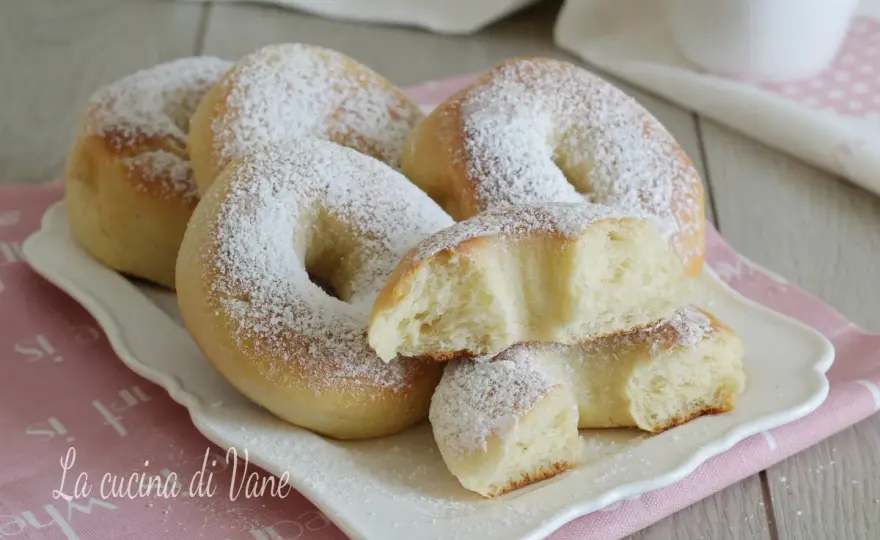 Ciambelle al forno morbide con doppia lievitazione