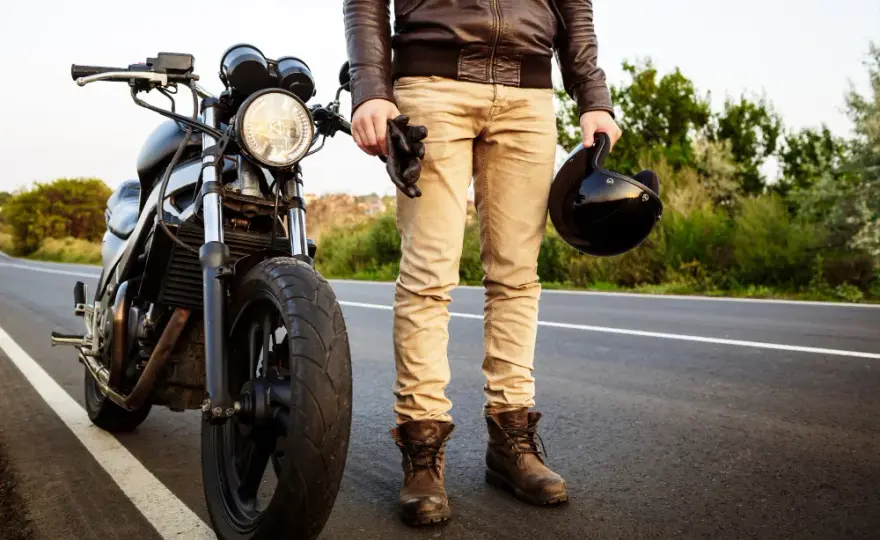 Letnie spodnie motocyklowe: Jak połączyć bezpieczeństwo z komfortem?