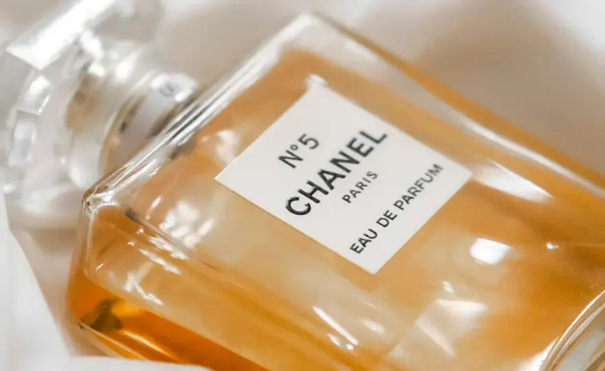 Jak sprawdzić oryginalność perfum i uniknąć fałszywych produktów