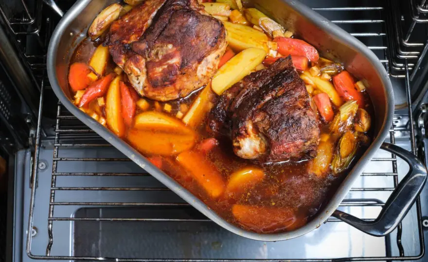 Schweinebraten mit Rotwein - So gelingt er saftig & zart