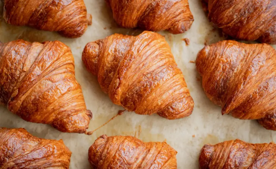 Idealne Croissanty: Sekretny Przepis i Francuska Perfekcja