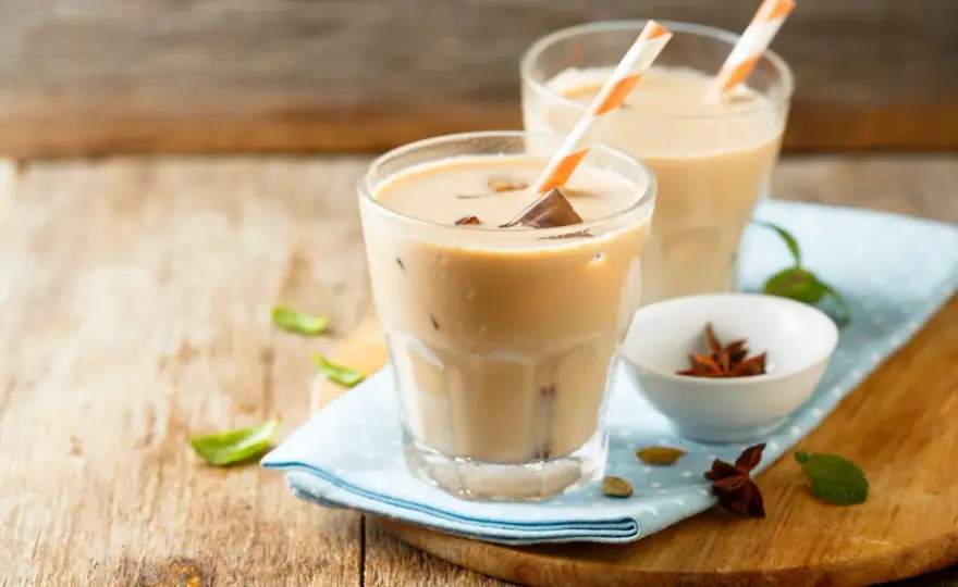 Chai latte - przepis na aromatyczny napój z przyprawami