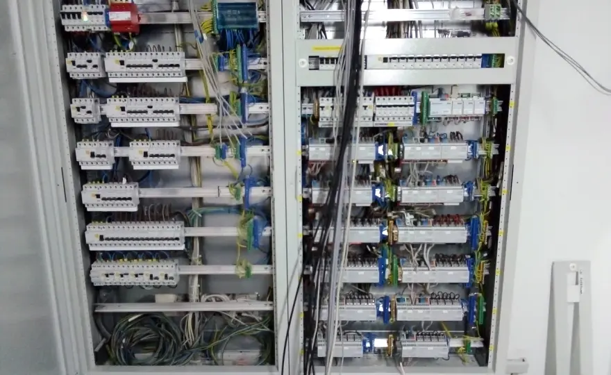 Jak wybrać odpowiednią skrzynkę elektryczną do domu, aby uniknąć problemów?