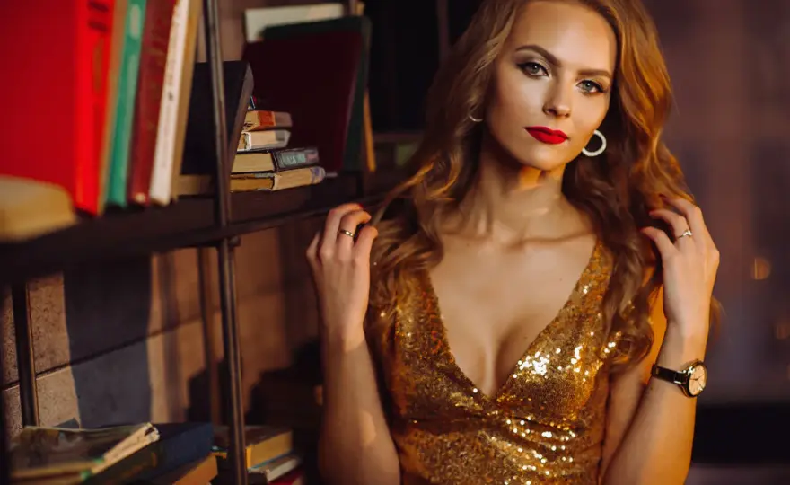 Jakie buty do złotej sukienki? Porady stylistki Patrycji Kaźmierczak