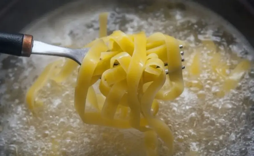 Jak ugotować makaron al dente, by się nie sklejał