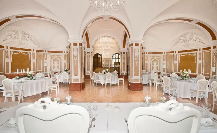 Gdzie zjeść w Mosznej? Odkryj najlepsze restauracje i bary