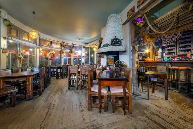 Gdzie zjeść w Jastrzębiej Górze? Odkryj najlepsze restauracje i smaki