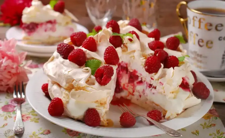 Tort bezowy z mascarpone - jak zrobić lekki i stabilny deser