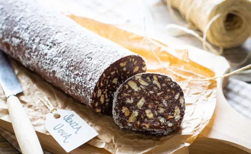 Salame al cioccolato senza uova, compatto e facile da tagliare