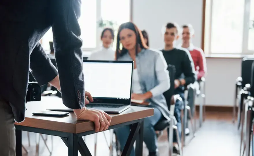 Czy można iść do szkoły policealnej po studiach i zmienić karierę?