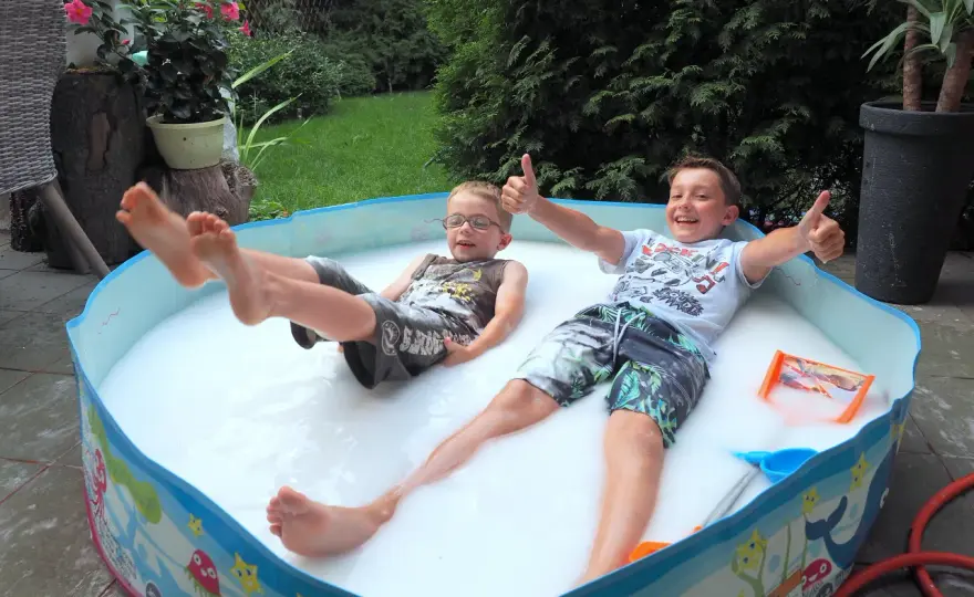 Zabawy w wodzie dla dzieci: 50+ pomysłów na lato i nie tylko!