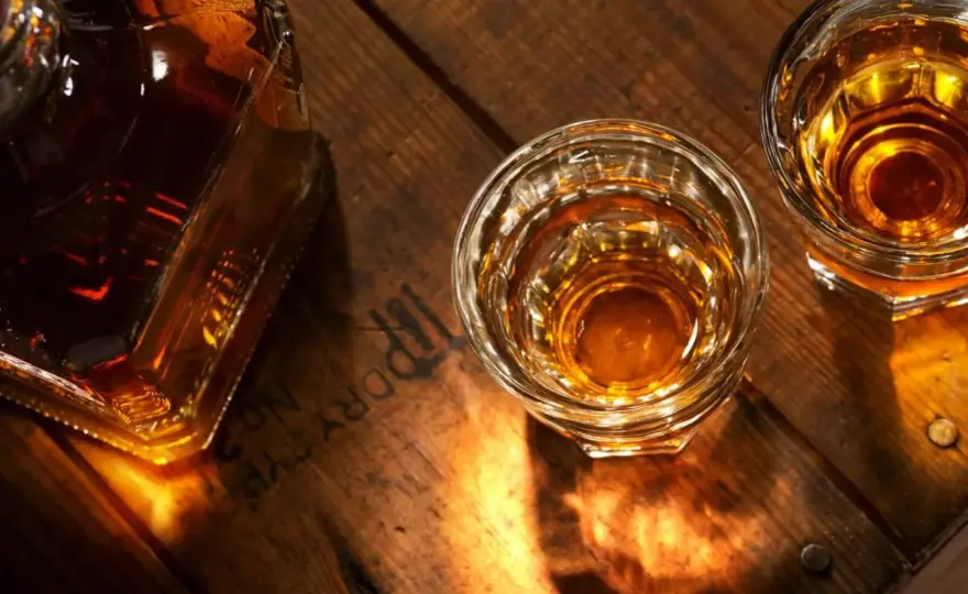 Brandy i whisky - Czym się różnią i jak wybrać idealny trunek?