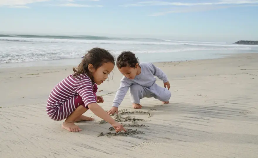 Zabawy na plaży dla dzieci - Proste triki na udany dzień!