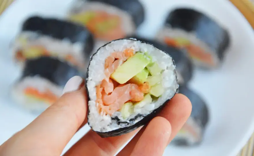 Łosoś wędzony na gorąco - Sekrety smaku i użycia w sushi