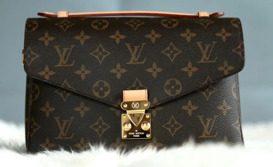 Louis Vuitton w Polsce: Gdzie kupić oryginał i uniknąć podróbek?