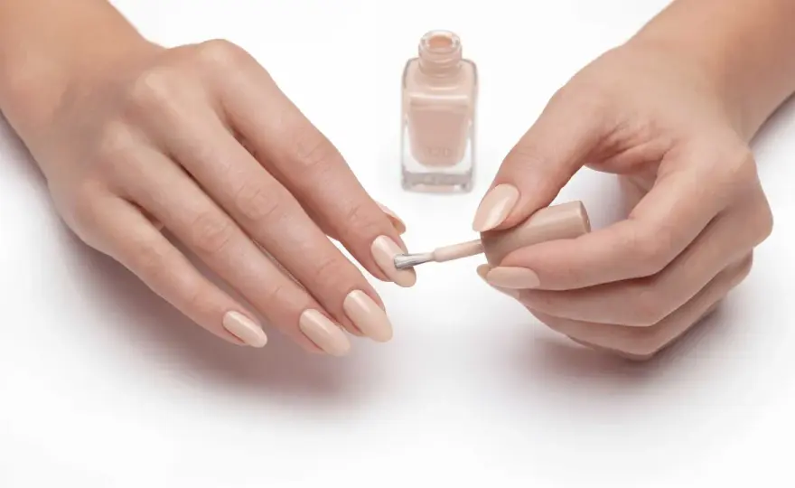 French manicure 2026 - jak zrobić idealną linię i uniknąć błędów?