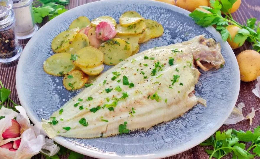 Lenguado al horno jugoso con patatas y el tiempo exacto