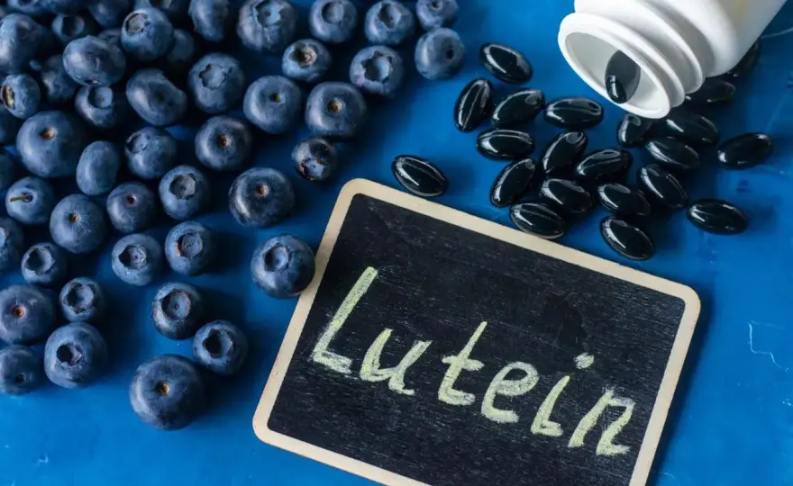 Luteina na oczy - kiedy ma sens i jak ją stosować