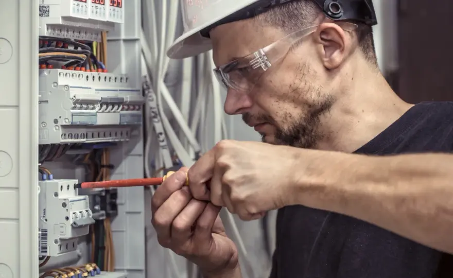 Technik elektryk: Kim jest, co robi i jak zacząć?