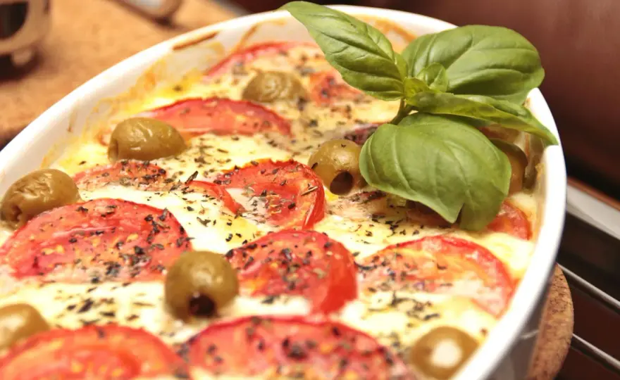 Szybka i prosta zapiekanka z mozzarellą i pomidorami na każdą okazję