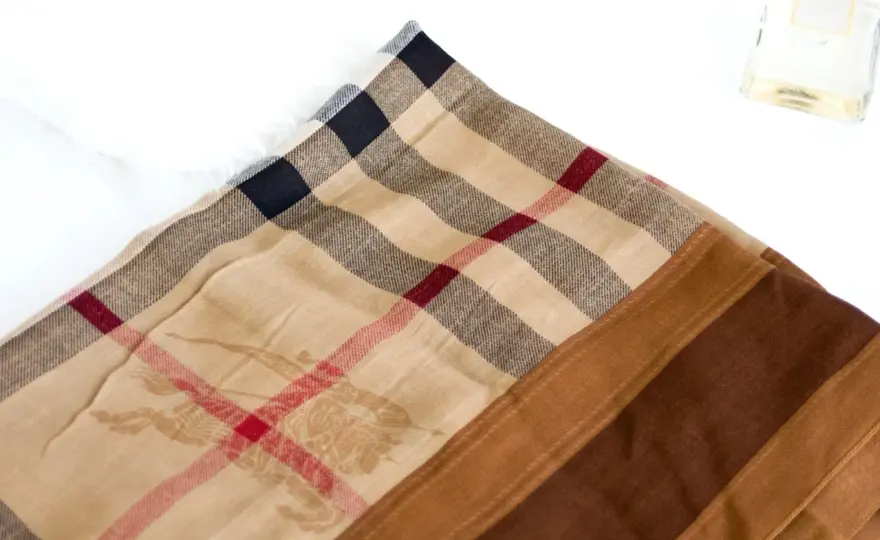 Jak rozpoznać oryginalny szalik Burberry? Sprawdź to!