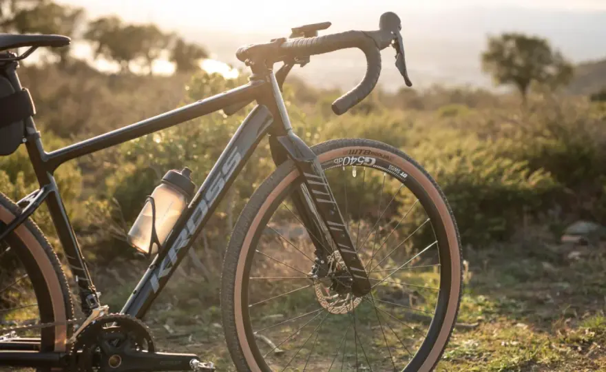 Ciśnienie w oponach roweru: Szosa, Gravel, MTB – jak dobrać?