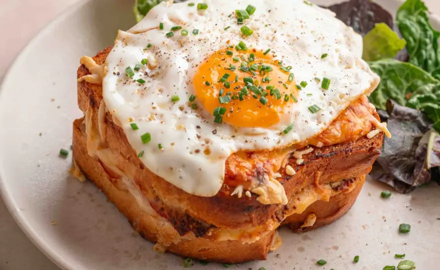 Croque-madame réussi - la méthode qui garde le pain croustillant