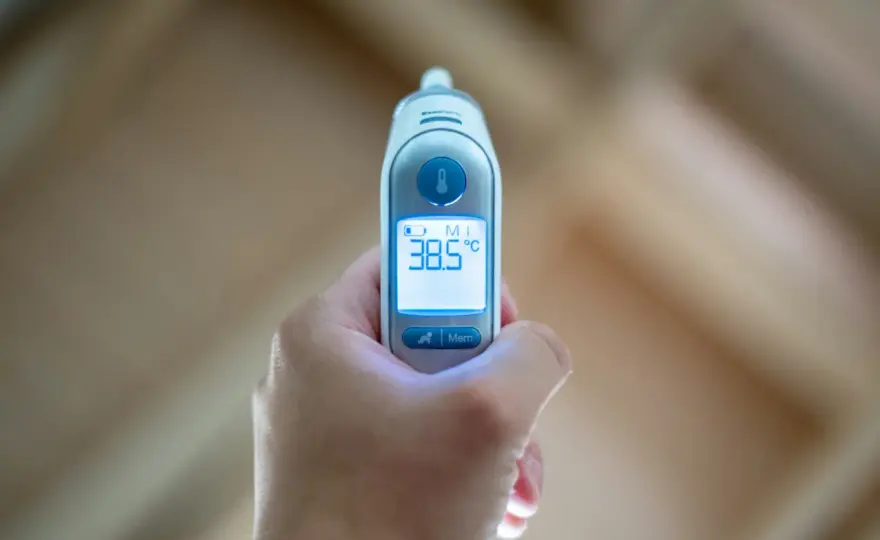 Gorączka 39°C u dorosłego - kiedy alarm, a kiedy domowe leczenie?