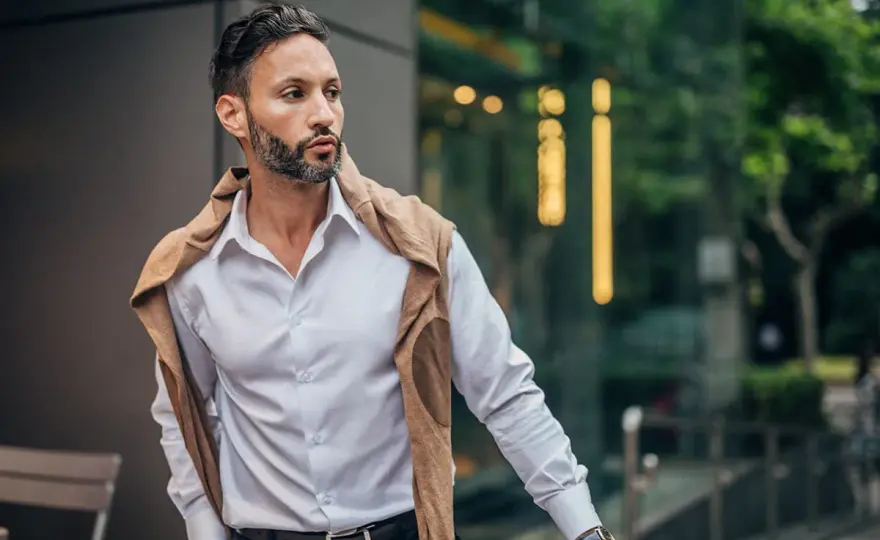 Troyer mit Hemd kombinieren - So gelingt der perfekte Look