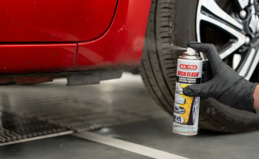 Come togliere il catrame dall'auto - Guida senza danni