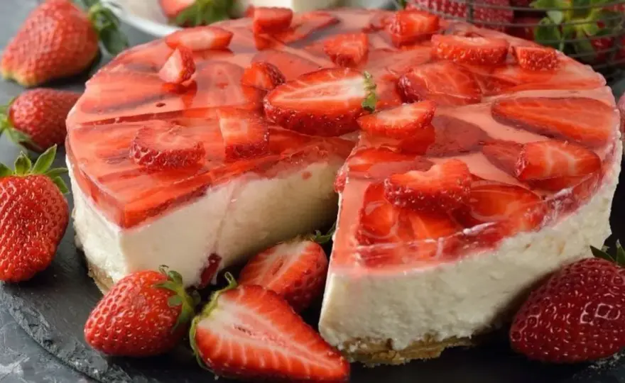Sernik na zimno: Ile galaretek na 1 kg sera? Znam złoty trik!