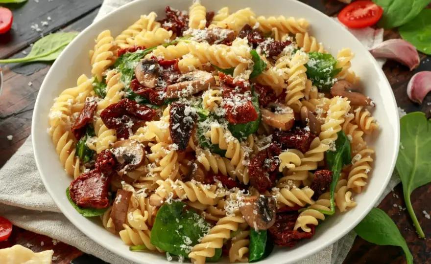 Pyszny makaron z halloumi i suszonymi pomidorami: sprawdzony przepis krok po kroku