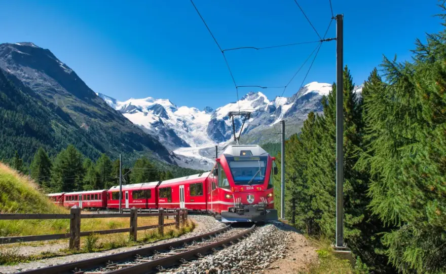 Bernina Express - skąd rusza czerwony pociąg w Szwajcarii?