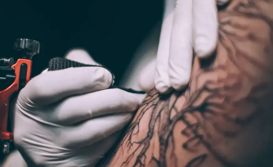 Handpoke - tatuaż ręczny: Co to jest i czy warto?