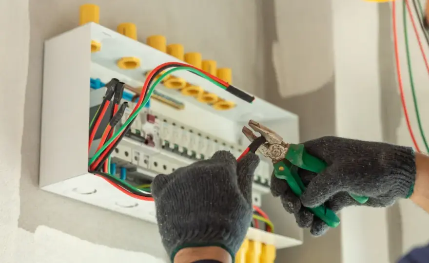 Pomocnik elektryka - ile zarabia na godzinę? Stawki i rozwój