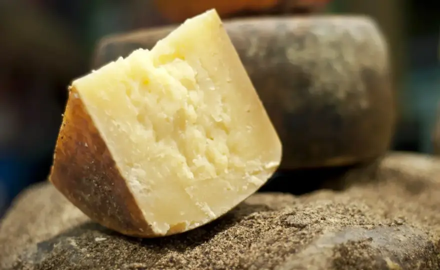 Jaki ser do pesto? Wybierz idealny - Parmezan, Pecorino, Grana Padano