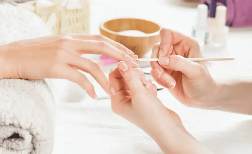 Uczulenie po manicure tytanowym - Jak rozpoznać i co robić?