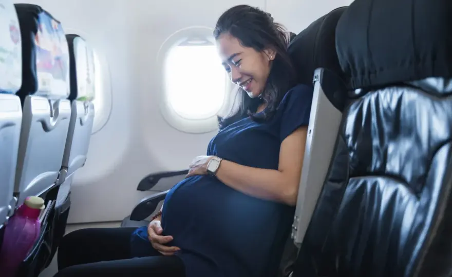 Flyga som gravid - när resan känns enklast och säkrast