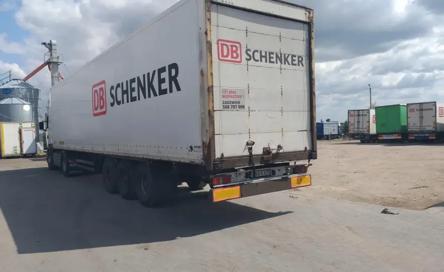 Koffer naczepa co to jest - poznaj jej zalety i zastosowania w transporcie